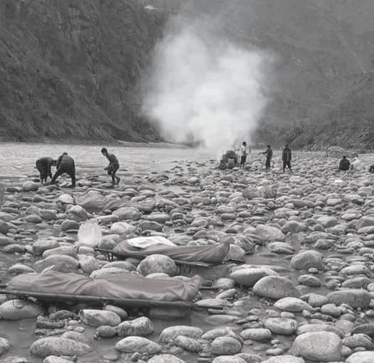 वडा सदस्य भण्डारी सहित जिप दुर्घटनामा मृत्यु भएका सात जनाको सामूहिक अन्त्येष्टी 